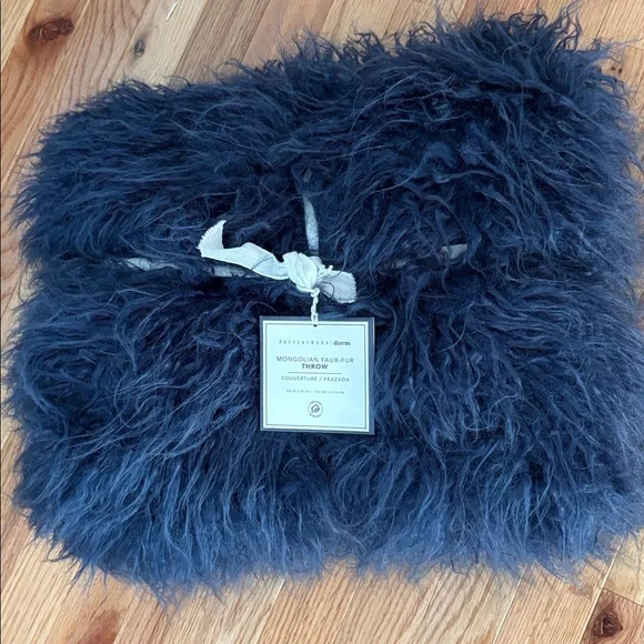 NWT POTTERY BARN DORM TEEN MONGOLIAN FAUX FUR THROW BLANKET NAVY BLUE 60X45 INCH - Picture 2 of 5